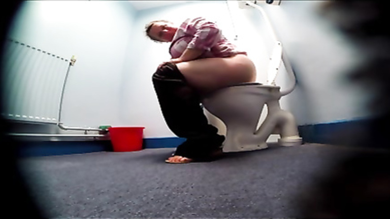 BBW makes water in the toilet and wipes clean voyeurstyle image