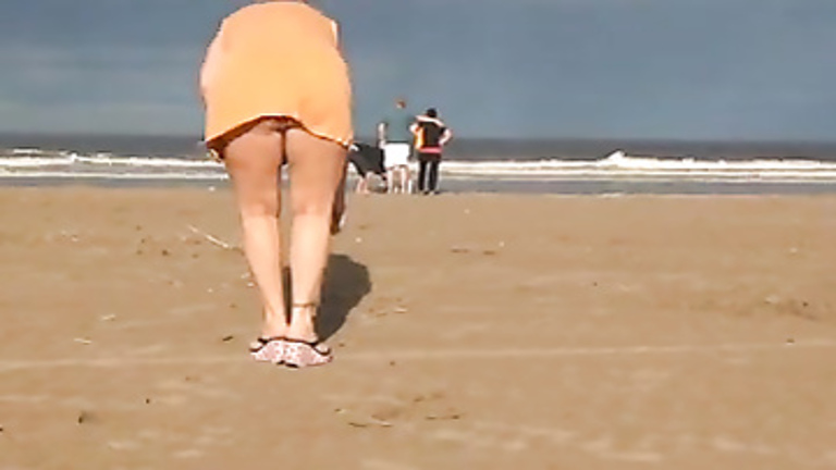 My wife exposes her vagina on the beach