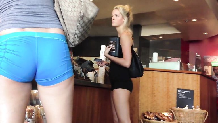 Stunning sporty asses on chicks at the coffee shop