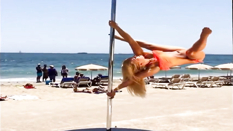 Blonde lass doing her pole dancing show