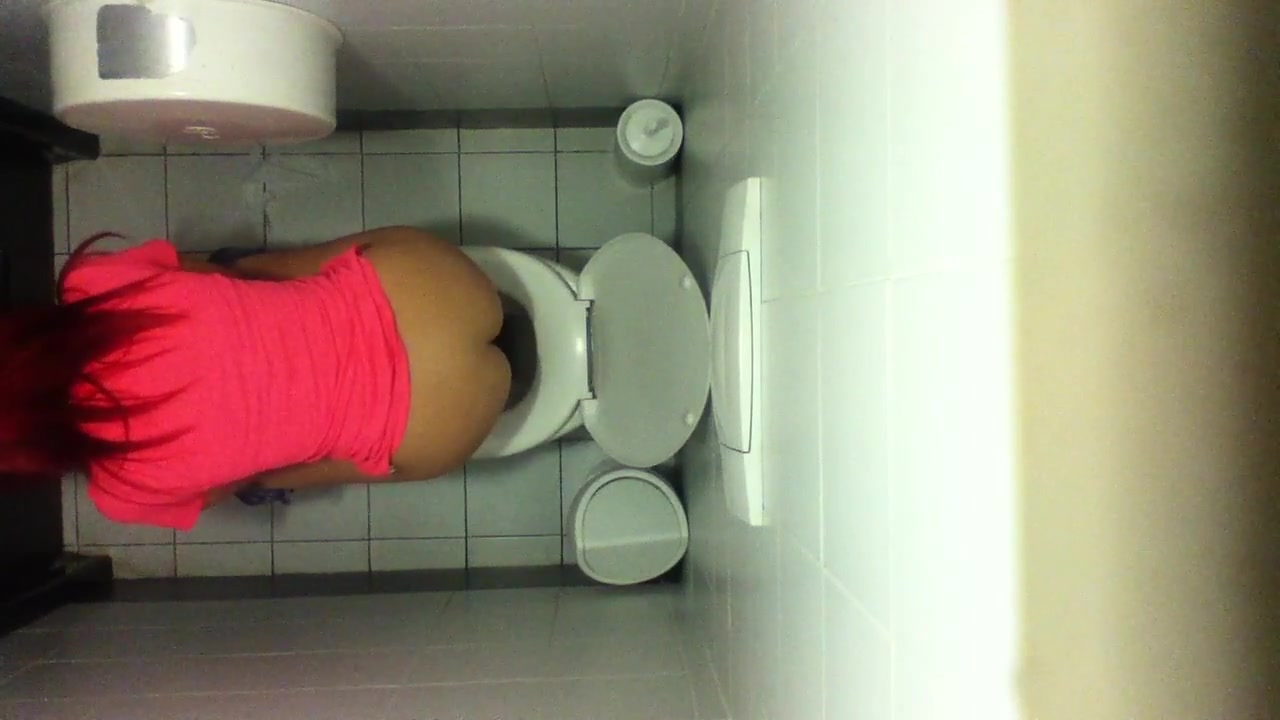 girl piss voyeur toilet
