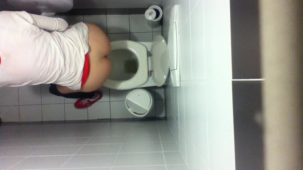 voyeur camera toilet filmed