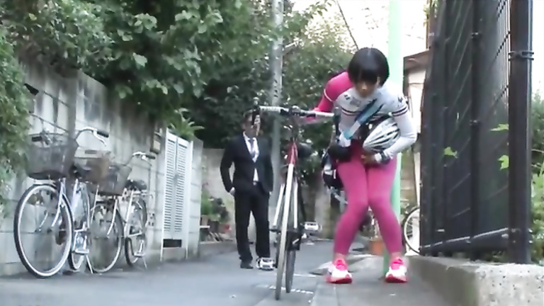 Sporty Japanese biker wets her tights with piss