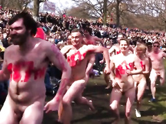 Nude sprint by the lake with a huge audience