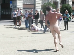 Nude man runs around a public square and gets attention